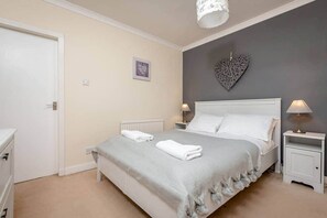 2 bedrooms, iron/ironing board, free WiFi, bed sheets - Kinnessburn Road Apartment (No 20) (St Andrews)
