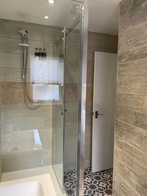 Douche, sèche-cheveux, serviettes fournies, savon