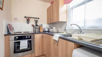 Fridge, microwave, oven, coffee/tea maker