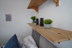 Interior - Modern, Spacious 6-bed in Plymouth w/ Parking (Plymouth)