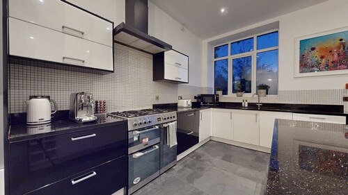 Modern, Spacious 6-bed in Plymouth w/ Parking