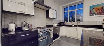 Modern, Spacious 6-bed in Plymouth w/ Parking