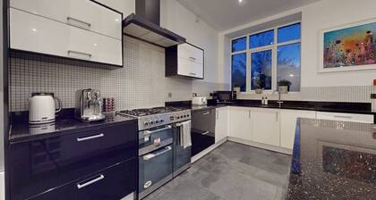 Modern, Spacious 6-bed in Plymouth w/ Parking