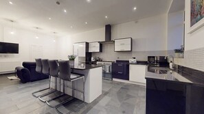 Fridge, microwave, oven, stovetop - Modern, Spacious 6-bed in Plymouth w/ Parking (Plymouth)