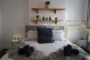 6 bedrooms, desk, iron/ironing board, travel cot - Modern, Spacious 6-bed in Plymouth w/ Parking (Plymouth)