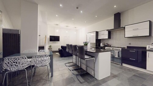 Modern, Spacious 6-bed in Plymouth w/ Parking