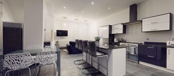 Modern, Spacious 6-bed in Plymouth w/ Parking