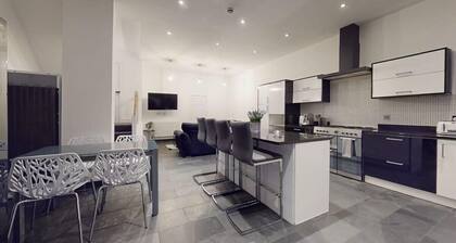 Modern, Spacious 6-bed in Plymouth w/ Parking