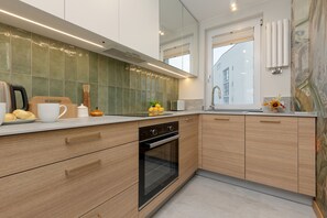 Full-sized fridge, oven, stovetop, dishwasher - Retro-style Apartment Warsaw by Renters (Warsaw)