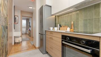 Departamento, 1 habitación, balcón | Cocina privada | Refrigerador con congelador, horno, parrilla de estufa y lavavajillas