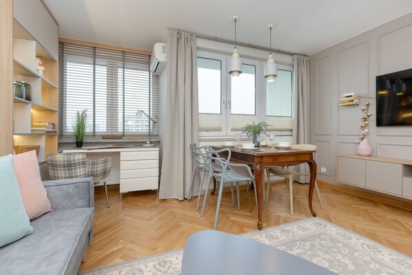 1 bedroom, desk, bed sheets - Retro-style Apartment Warsaw by Renters (Warsaw)