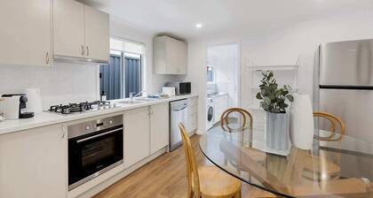 Stylish Alexandria Terrace – Walk to dining & shops