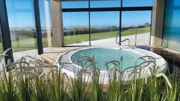 A hot tub with a view of a green landscape through large windows. - Maison 6pers 1,2km de la Plage Smarttv Fibre (Les Sables-d'Olonne)