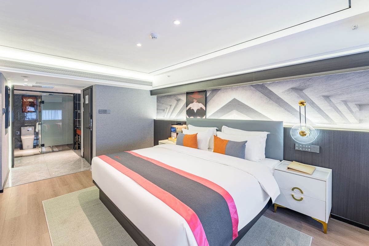 Business Room | Premium bedding, down comforters, Select Comfort beds, desk