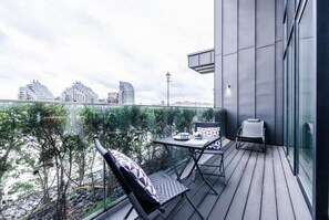 Outdoor dining - Beautiful riverside apartment (London)