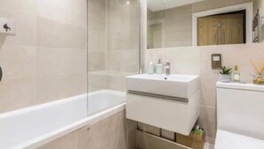 タオル、トイレットペーパー