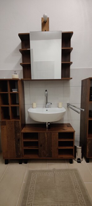 Shower, towels - Gemütliches 2-zimmer Appartement im Herzen von Lahnstein (Lahnstein)