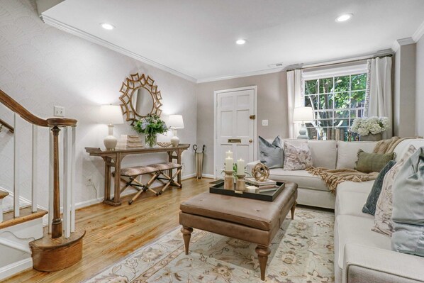 Televisión, chimenea y oficina