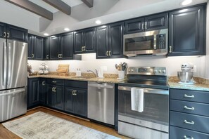 Refrigerador, microondas, parrilla de estufa y lavavajillas