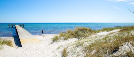 Nær stranden og hvit sand