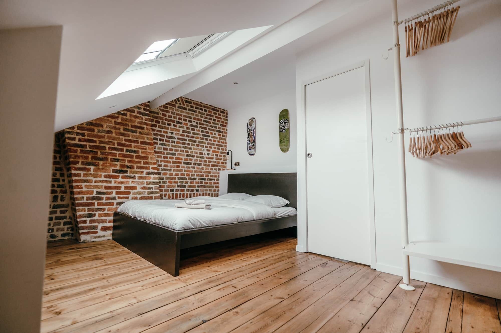 2 habitaciones, tabla de planchar con plancha, cuna de viaje y internet 