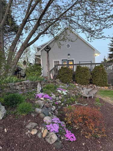 Scenic views on 20 acres! The Family Cabin awaits. Sleeps 10