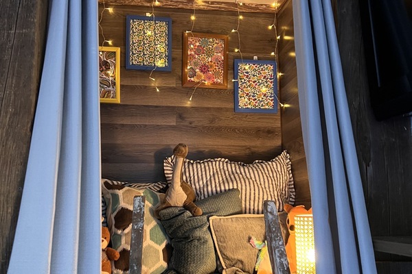 3 habitaciones, tabla de planchar con plancha y cuna de viaje