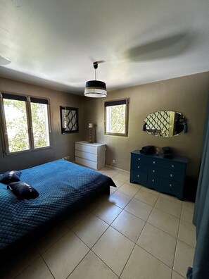 4 quartos, ferros/tábuas de passar roupa, Wi-Fi de cortesia