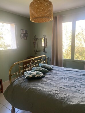 4 bedrooms, iron/ironing board, free WiFi, bed sheets