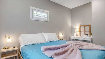 3 bedrooms, desk, iron/ironing board, travel cot