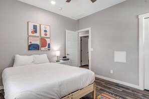 3 habitaciones, escritorio y tabla de planchar con plancha 