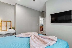 3 makuuhuonetta, työpöytä, silitysrauta/-lauta, vauvan matkasänky