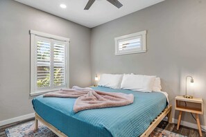 3 habitaciones, escritorio y tabla de planchar con plancha 