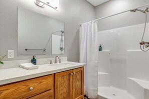 Suihku, hiustenkuivaaja, pyyhkeet