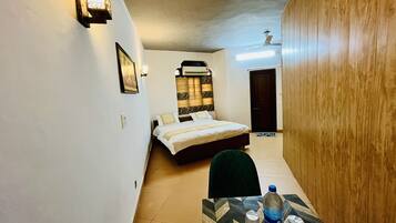 6 bedrooms, WiFi, bed sheets