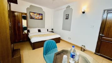 6 bedrooms, WiFi, bed sheets