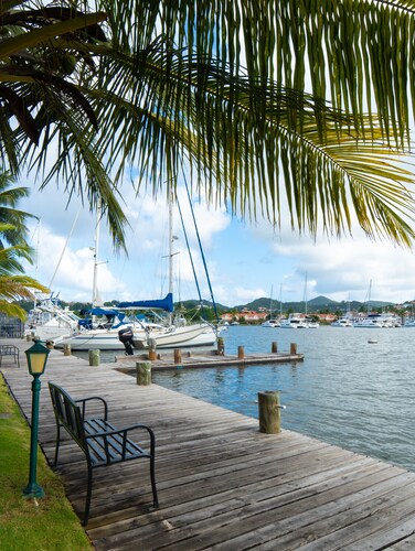  Serene, gated, modern by the beach.