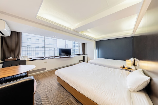 Escritorio, wifi gratis y ropa de cama