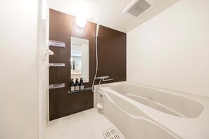 Ensemble douche/baignoire, sèche-cheveux, chaussons, serviettes fournies