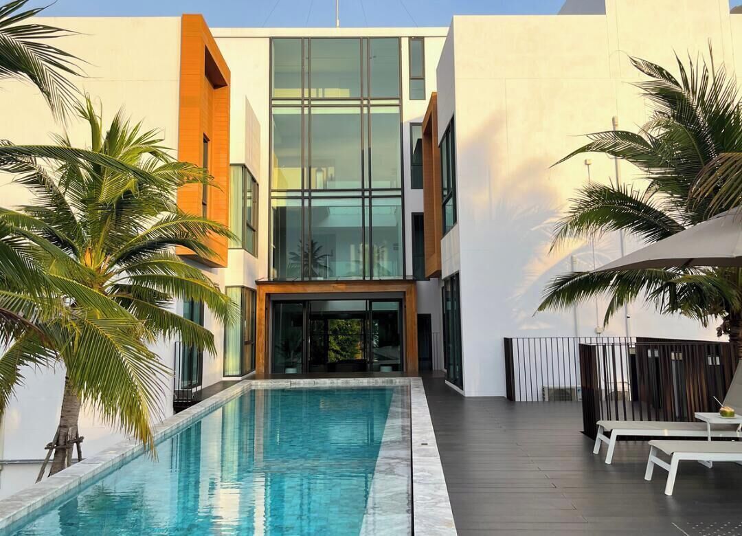 Una piscina al aire libre