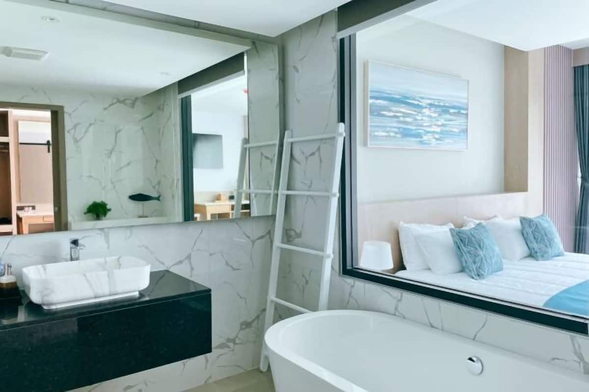 Baño | Amenidades de baño gratuitas, secadora de cabello, batas, pantuflas