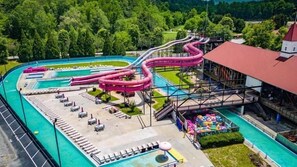 A water park with multiple slides and a pool area. - Hot Tub - King Beds - Walk to Helen - Pool Table - Arcade Games - Pet Friendly (Helen)