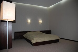3 bedrooms, desk, WiFi, bed sheets - D'Plaza Hotel (Tbilisi)
