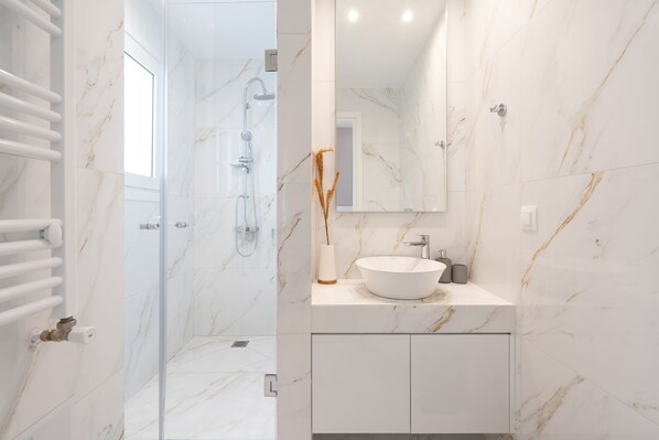 Departamento Deluxe | Baño | Regadera, regadera tipo lluvia, secadora de cabello, toallas 
