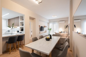 Deluxe Apartment | Dining room