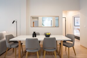 Apartamento Deluxe | Servicio de comidas en la habitación