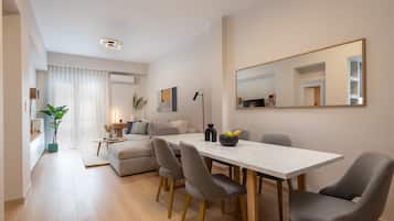Appartement Deluxe | Aire de séjour | Téléviseur connecté de 55 po avec télévision par câble