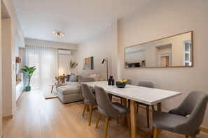 Deluxe-Apartment | Wohnbereich | 55-Zoll-Smart-TV mit Kabelempfang