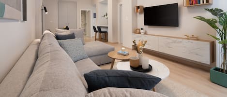 Apartamento Deluxe | Zona de estar | Smart TV de 55 pulgadas con canales por cable