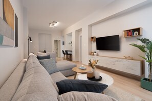 Deluxe-Apartment | Wohnbereich | 55-Zoll-Smart-TV mit Kabelempfang